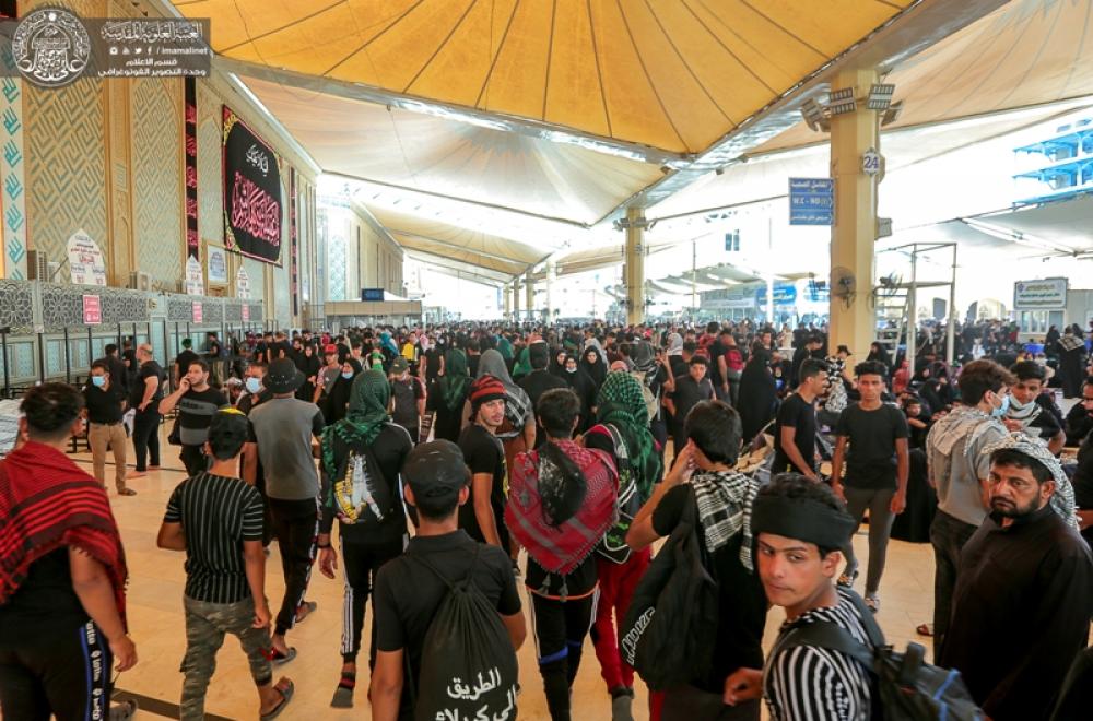 شاهد كيف بدت حركة الزائرين لمرقد أمير المؤمنين(ع) صباح اليوم قبل التوجه الى كربلاء المقدسة سيرا على الأقدام