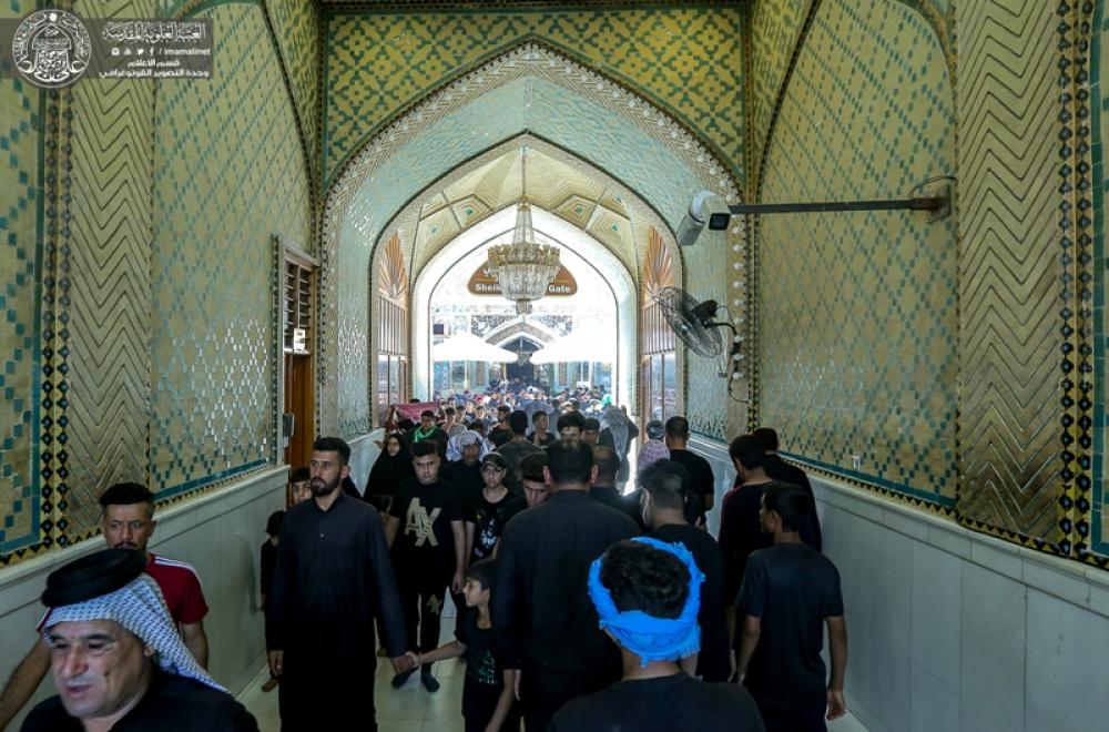 شاهد كيف بدت حركة الزائرين لمرقد أمير المؤمنين(ع) صباح اليوم قبل التوجه الى كربلاء المقدسة سيرا على الأقدام