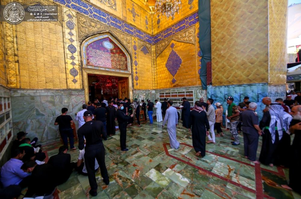 شاهد كيف بدت حركة الزائرين لمرقد أمير المؤمنين(ع) صباح اليوم قبل التوجه الى كربلاء المقدسة سيرا على الأقدام