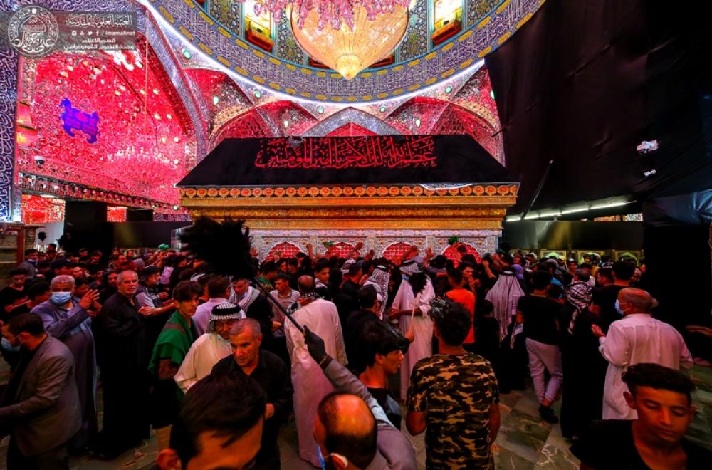 شاهد كيف بدت حركة الزائرين لمرقد أمير المؤمنين(ع) صباح اليوم قبل التوجه الى كربلاء المقدسة سيرا على الأقدام