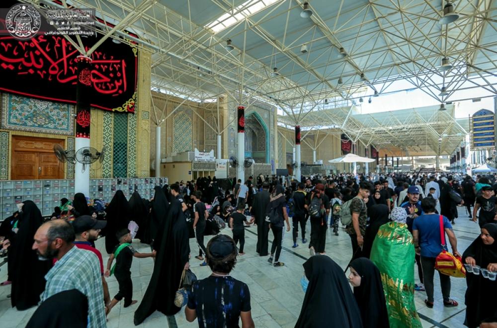 شاهد كيف بدت حركة الزائرين لمرقد أمير المؤمنين(ع) صباح اليوم قبل التوجه الى كربلاء المقدسة سيرا على الأقدام