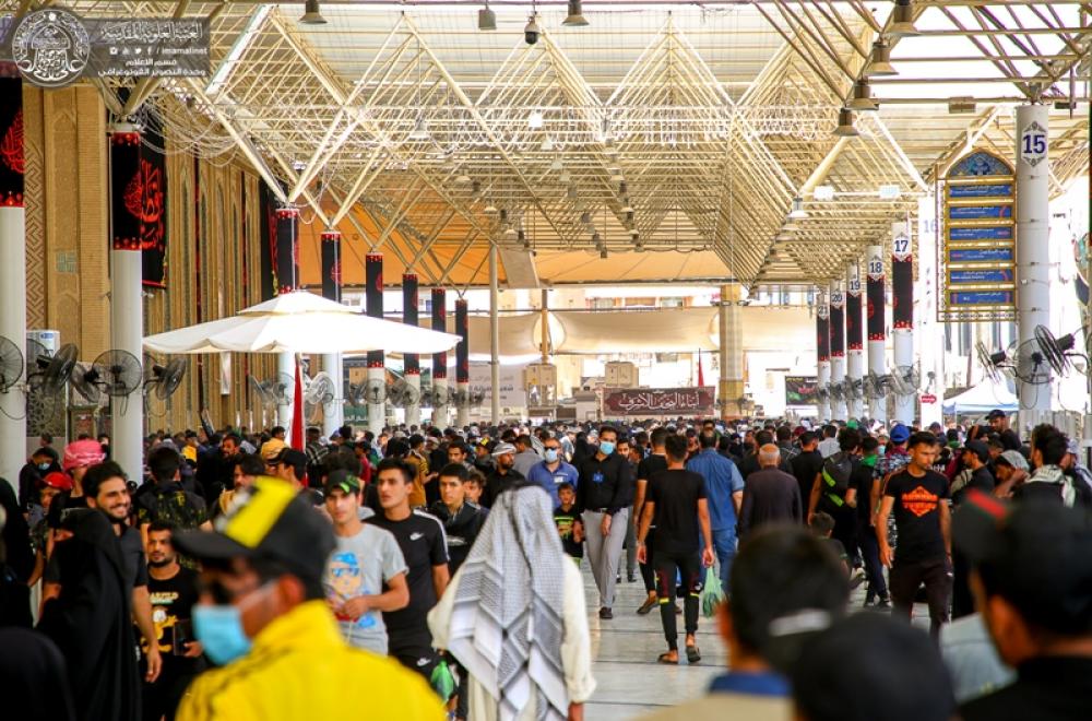 شاهد كيف بدت حركة الزائرين لمرقد أمير المؤمنين(ع) صباح اليوم قبل التوجه الى كربلاء المقدسة سيرا على الأقدام