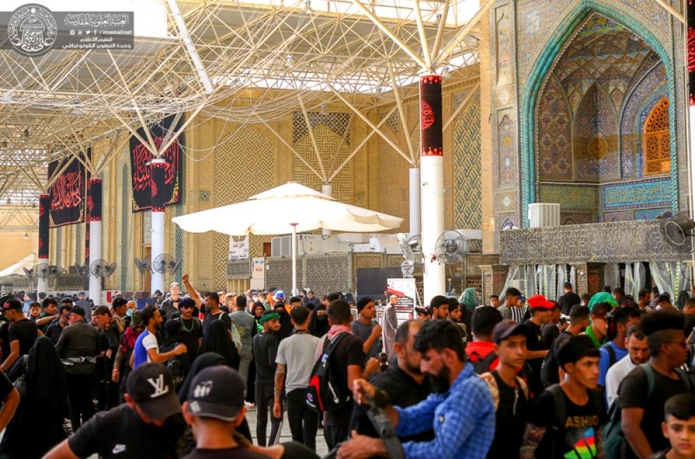 شاهد كيف بدت حركة الزائرين لمرقد أمير المؤمنين(ع) صباح اليوم قبل التوجه الى كربلاء المقدسة سيرا على الأقدام