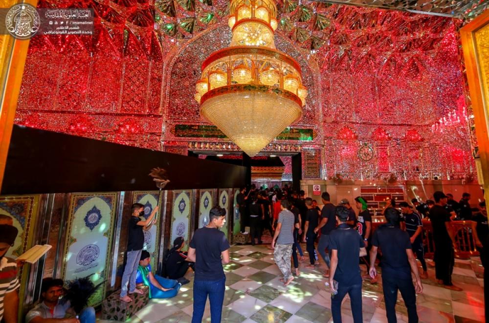 شاهد كيف بدت حركة الزائرين لمرقد أمير المؤمنين(ع) صباح اليوم قبل التوجه الى كربلاء المقدسة سيرا على الأقدام