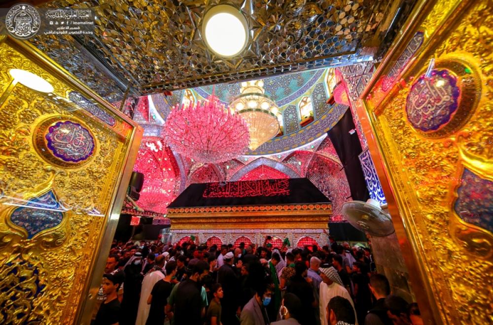 شاهد كيف بدت حركة الزائرين لمرقد أمير المؤمنين(ع) صباح اليوم قبل التوجه الى كربلاء المقدسة سيرا على الأقدام