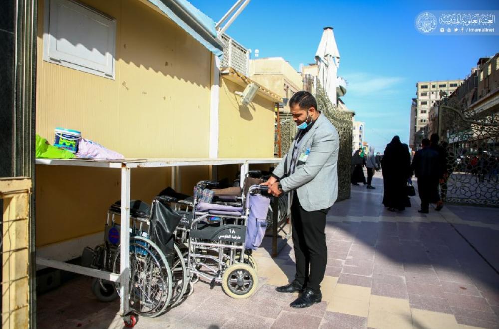 كيف يستقبل منتسبو العتبة العلوية كبار السن والمعاقين لأداء مراسيم زيارة أمير المؤمنين(عليه السلام) – صور- 