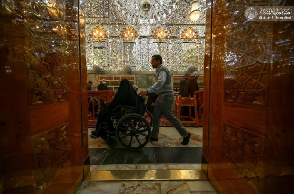 كيف يستقبل منتسبو العتبة العلوية كبار السن والمعاقين لأداء مراسيم زيارة أمير المؤمنين(عليه السلام) – صور- 