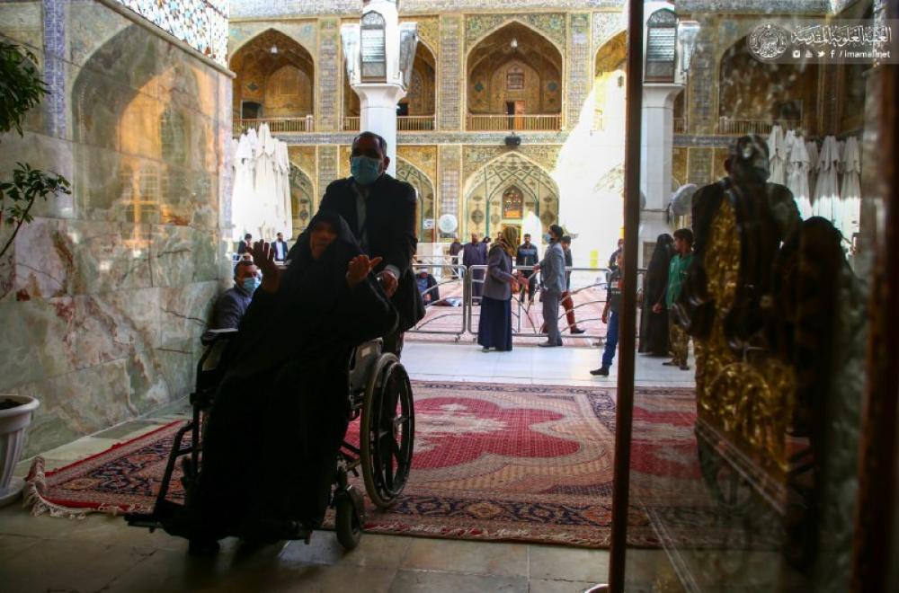 كيف يستقبل منتسبو العتبة العلوية كبار السن والمعاقين لأداء مراسيم زيارة أمير المؤمنين(عليه السلام) – صور- 