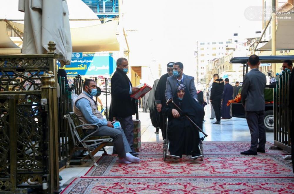 كيف يستقبل منتسبو العتبة العلوية كبار السن والمعاقين لأداء مراسيم زيارة أمير المؤمنين(عليه السلام) – صور- 