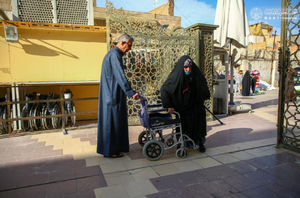 كيف يستقبل منتسبو العتبة العلوية كبار السن والمعاقين لأداء مراسيم زيارة أمير المؤمنين(عليه السلام) – صور- 