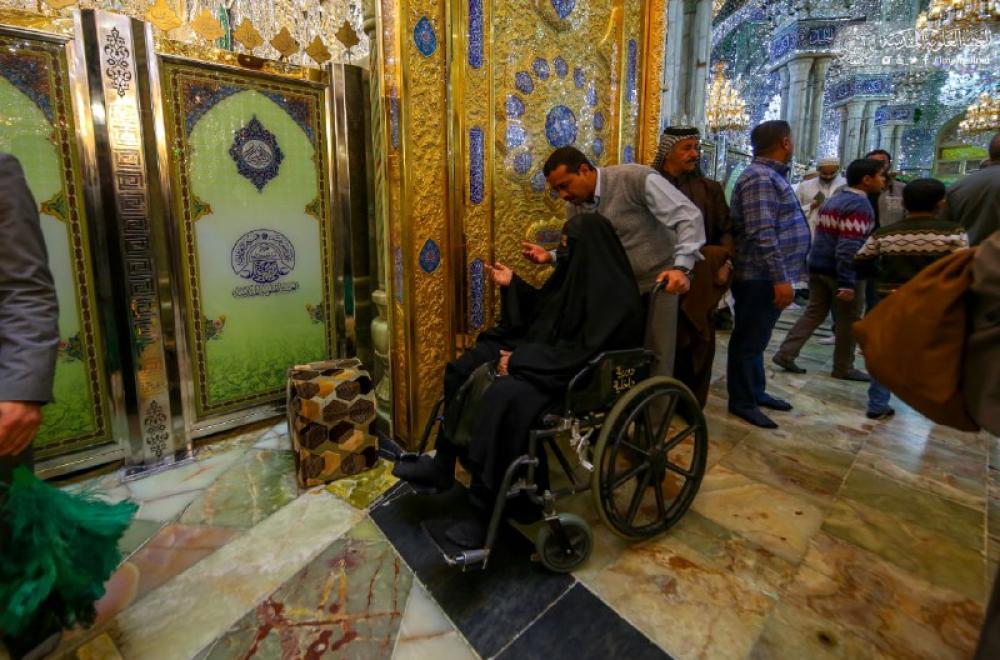كيف يستقبل منتسبو العتبة العلوية كبار السن والمعاقين لأداء مراسيم زيارة أمير المؤمنين(عليه السلام) – صور- 