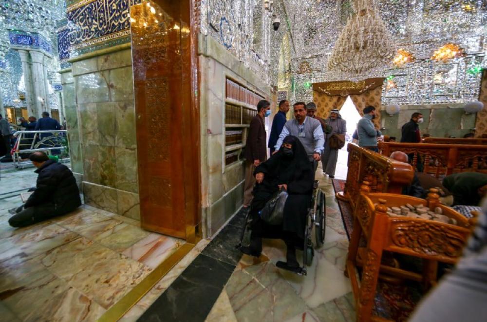 كيف يستقبل منتسبو العتبة العلوية كبار السن والمعاقين لأداء مراسيم زيارة أمير المؤمنين(عليه السلام) – صور- 