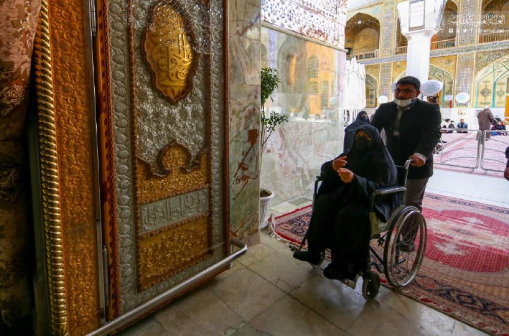 كيف يستقبل منتسبو العتبة العلوية كبار السن والمعاقين لأداء مراسيم زيارة أمير المؤمنين(عليه السلام) – صور- 