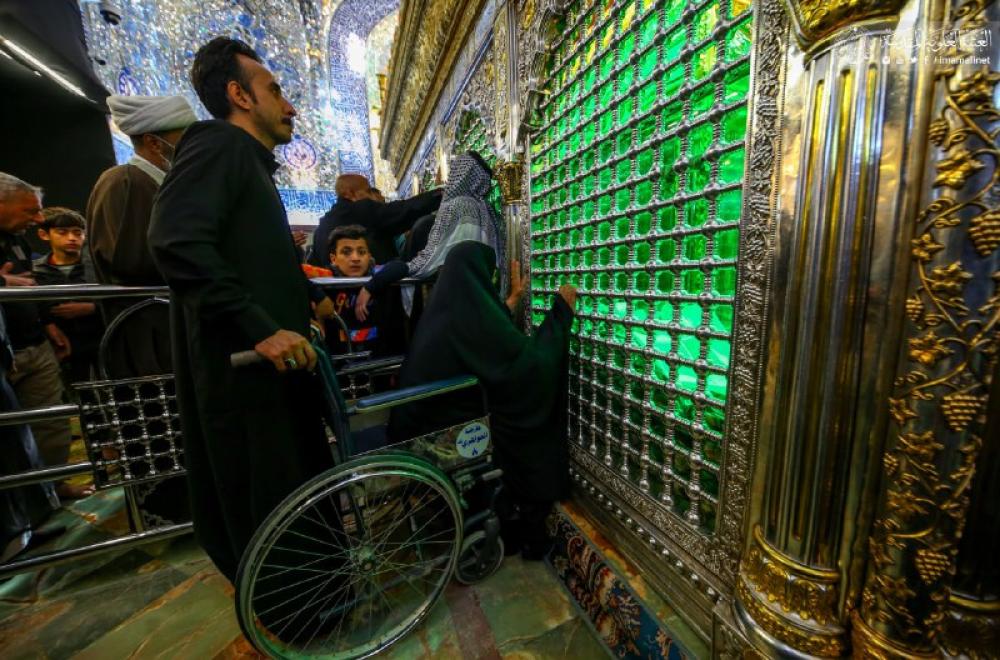 كيف يستقبل منتسبو العتبة العلوية كبار السن والمعاقين لأداء مراسيم زيارة أمير المؤمنين(عليه السلام) – صور- 