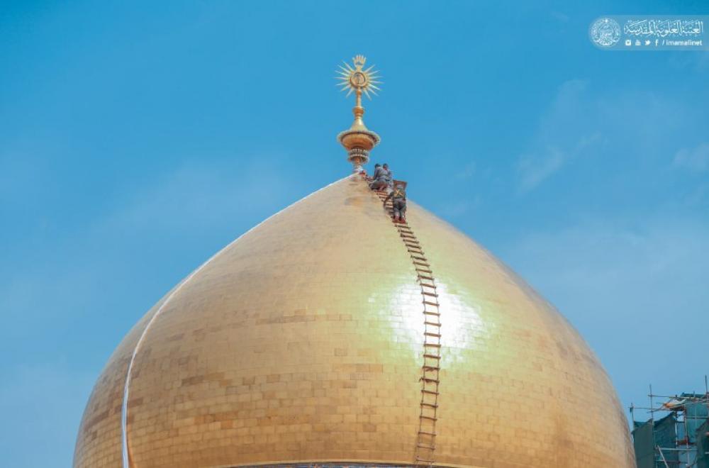 المباشرة بغسل القبة الشريفة لمرقد أمير المؤمنين(عليه السلام) استعدادا لشهر رمضان الكريم – صور -