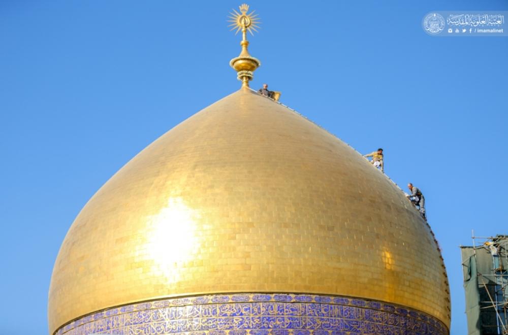 المباشرة بغسل القبة الشريفة لمرقد أمير المؤمنين(عليه السلام) استعدادا لشهر رمضان الكريم – صور -