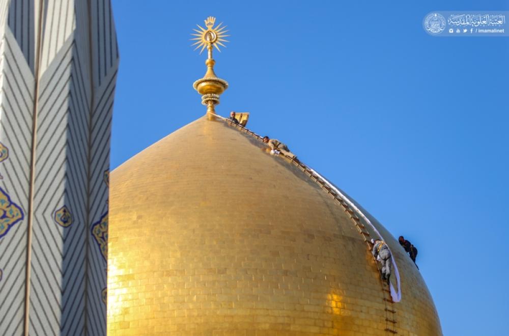 المباشرة بغسل القبة الشريفة لمرقد أمير المؤمنين(عليه السلام) استعدادا لشهر رمضان الكريم – صور -