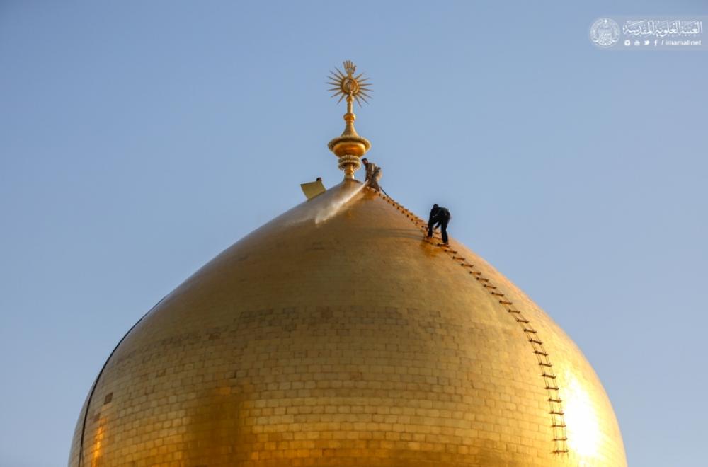 المباشرة بغسل القبة الشريفة لمرقد أمير المؤمنين(عليه السلام) استعدادا لشهر رمضان الكريم – صور -