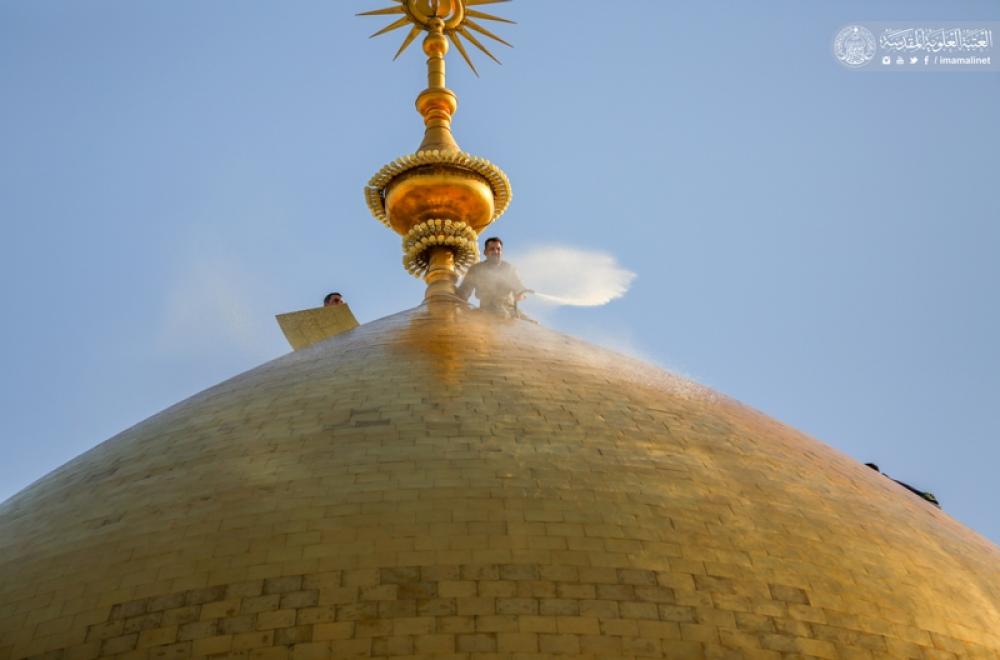 المباشرة بغسل القبة الشريفة لمرقد أمير المؤمنين(عليه السلام) استعدادا لشهر رمضان الكريم – صور -