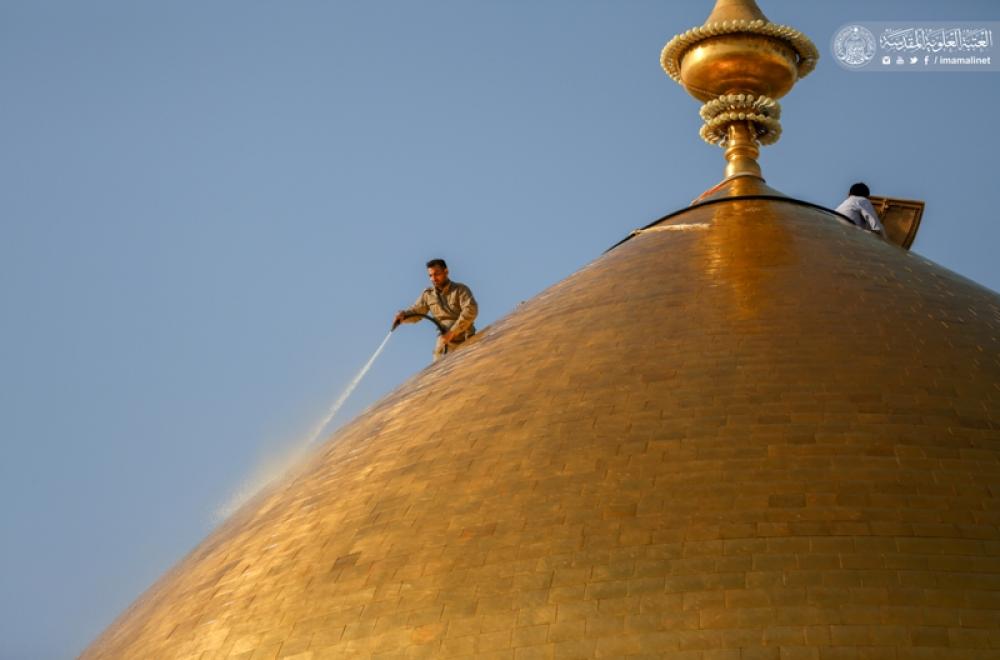 المباشرة بغسل القبة الشريفة لمرقد أمير المؤمنين(عليه السلام) استعدادا لشهر رمضان الكريم – صور -
