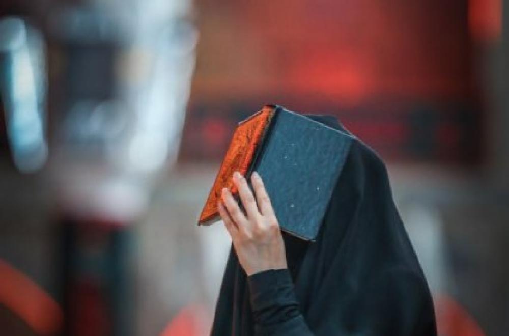 المؤمنون يؤدون مراسيم ليلة القدر الثانية ويقدمون العزاء باستشهاد أمير المؤمنين(عليه السلام)- صور- 