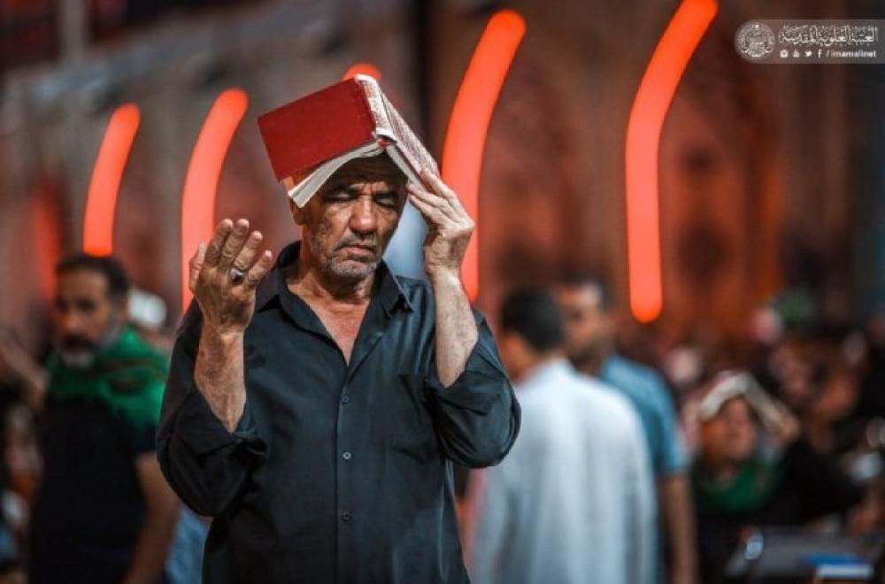 المؤمنون يؤدون مراسيم ليلة القدر الثانية ويقدمون العزاء باستشهاد أمير المؤمنين(عليه السلام)- صور- 