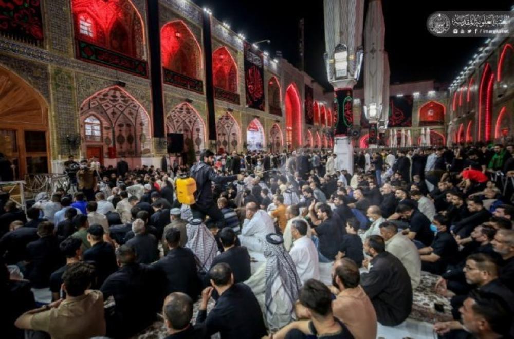 المؤمنون يؤدون مراسيم ليلة القدر الثانية ويقدمون العزاء باستشهاد أمير المؤمنين(عليه السلام)- صور- 