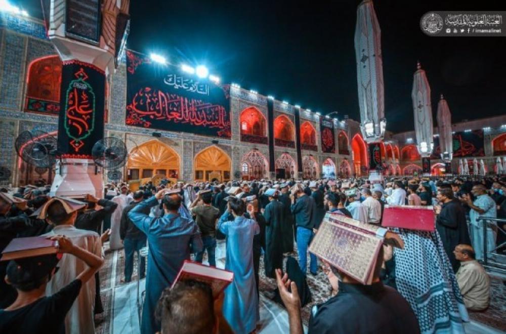 المؤمنون يؤدون مراسيم ليلة القدر الثانية ويقدمون العزاء باستشهاد أمير المؤمنين(عليه السلام)- صور- 