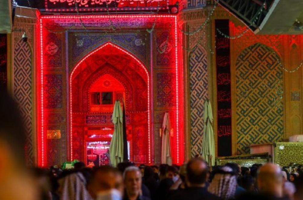 شاهد أجواء الزيارة وحركة المواكب من جوار مرقد أمير المؤمنين ع في ليلة القدر وحتى ساعات الصباح الأولى  