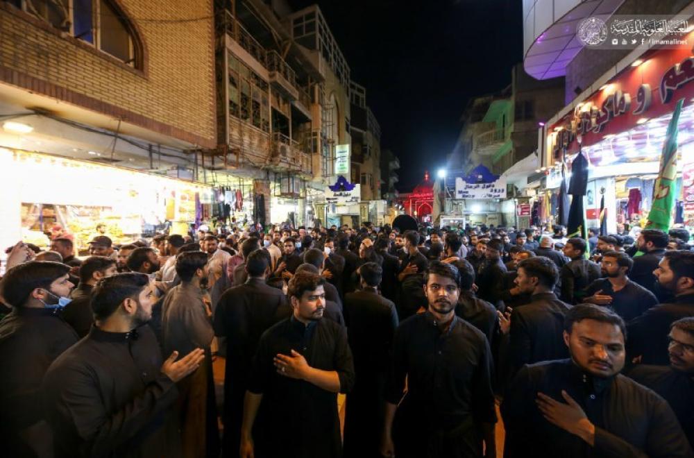 شاهد أجواء الزيارة وحركة المواكب من جوار مرقد أمير المؤمنين ع في ليلة القدر وحتى ساعات الصباح الأولى  