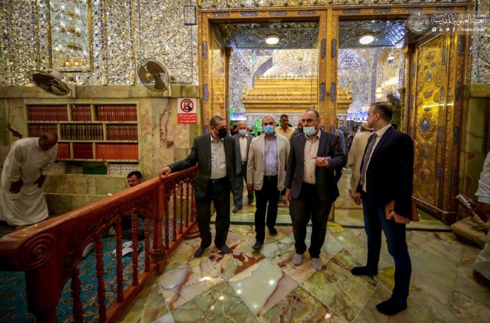 وفد منظمة نداء جنيف الدولية يتشرف بزيارة مرقد أمير المؤمنين (ع)