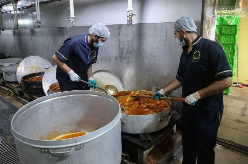 مضيف الزائرين في العتبة العلوية يوزع بركات المولى أمير المؤمنين (ع) في الأضحى المبارك 