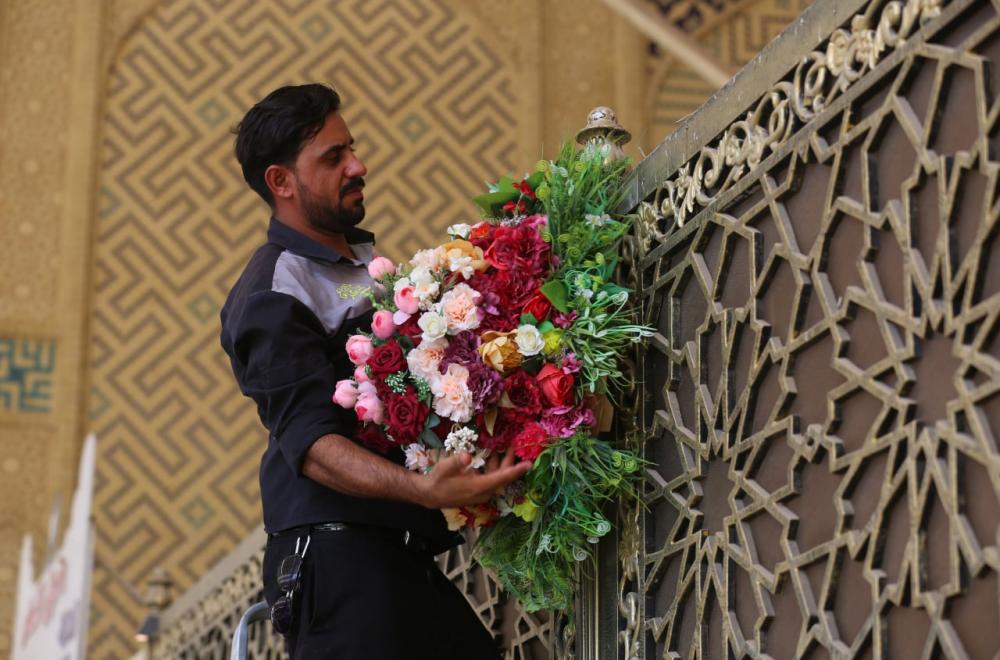 العتبة العلوية المقدسة ... نشر باقات الورود ضمن الاستعدادات الجارية للاحتفال بعيد الغدير الأغر