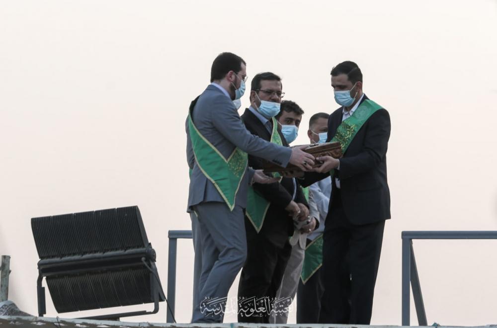 العتبة العلوية المقدسة : رفع راية (من كنت مولاه فهذا علي مولاه ) في رحاب مرقد أمير المؤمنين استعدادا للاحتفال بالغدير الأغر