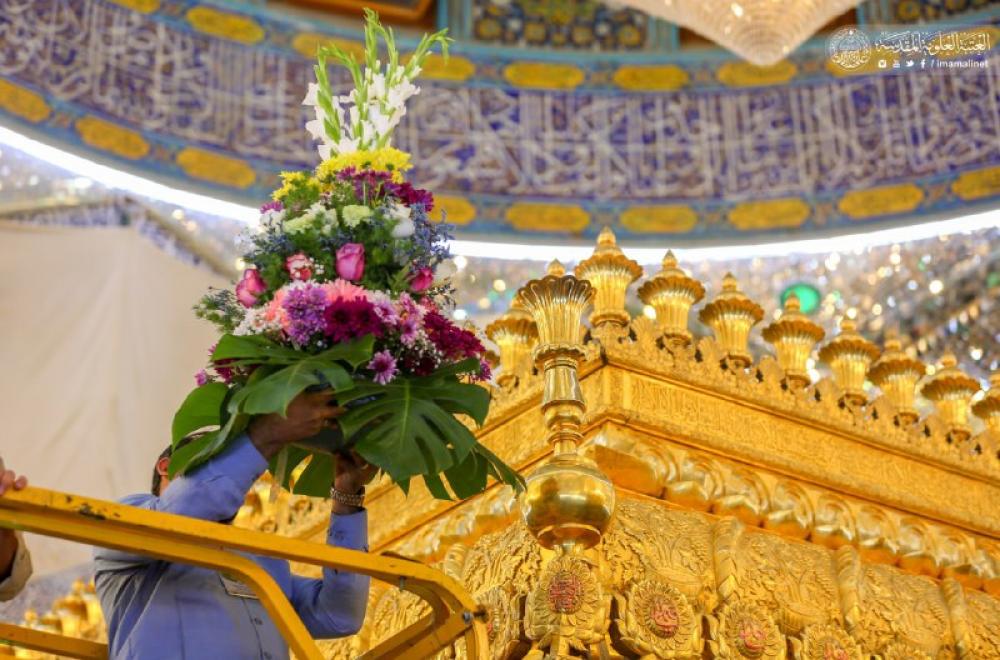 أكاليل الورود الطبيعية تحتضن الشباك الطاهر لمرقد المولى أمير المؤمنين (عليه السلام) استعدادا للاحتفال بعيد الغدير الأغر – صور -