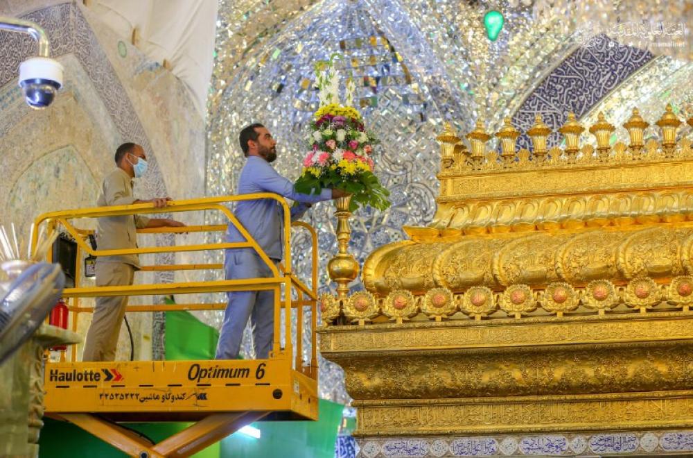 أكاليل الورود الطبيعية تحتضن الشباك الطاهر لمرقد المولى أمير المؤمنين (عليه السلام) استعدادا للاحتفال بعيد الغدير الأغر – صور -