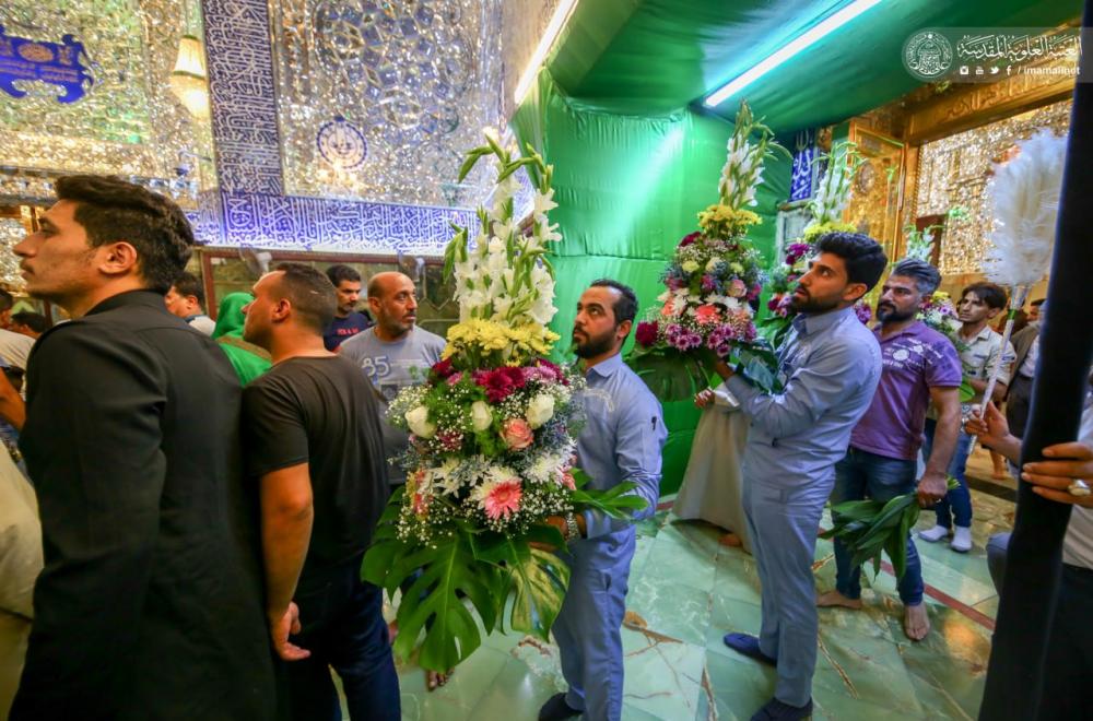أكاليل الورود الطبيعية تحتضن الشباك الطاهر لمرقد المولى أمير المؤمنين (عليه السلام) استعدادا للاحتفال بعيد الغدير الأغر – صور -