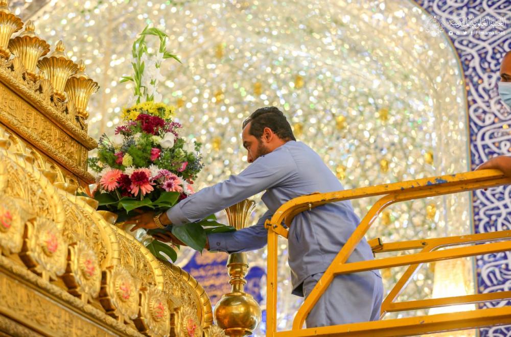 أكاليل الورود الطبيعية تحتضن الشباك الطاهر لمرقد المولى أمير المؤمنين (عليه السلام) استعدادا للاحتفال بعيد الغدير الأغر – صور -
