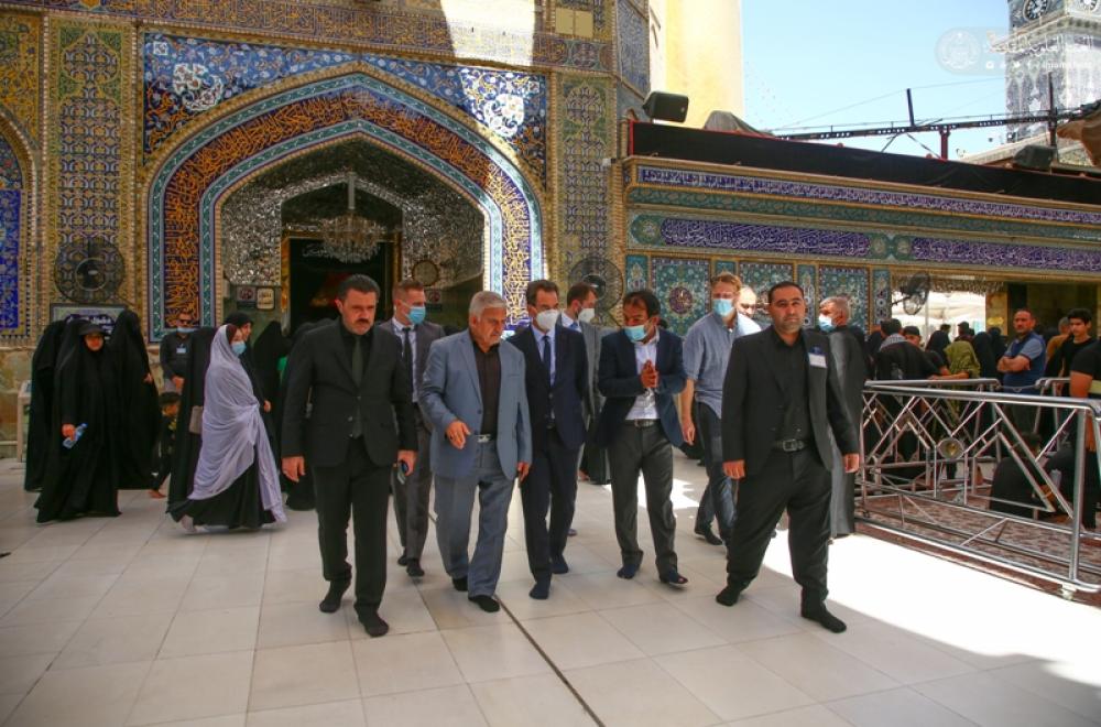 السفير الفرنسي في العراق يبدي انبهاره لمشاهدته المعالم التاريخية والأثرية في رحاب مرقد أمير المؤمنين (ع)