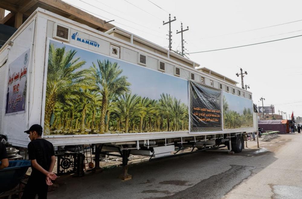 آليات العتبة العلوية تقدم خدماتها المبكرة للزائرين الوافدين الى مدينة سامراء لإحياء شهادة الإمام العسكري ( عليه السلام)