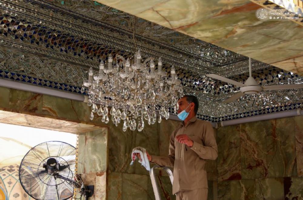 قسم الكهرباء في العتبة العلوية المقدسة ... حملة لتبديل مصابيح ثريات الحرم العلوي المطهر – صور -