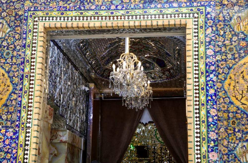 قسم الكهرباء في العتبة العلوية المقدسة ... حملة لتبديل مصابيح ثريات الحرم العلوي المطهر – صور -