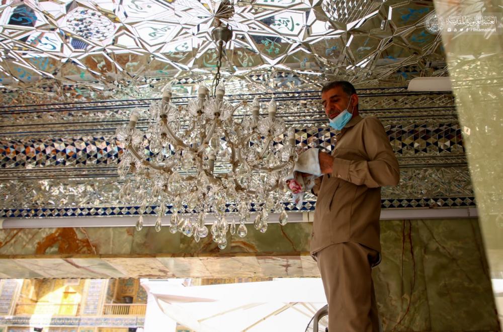 قسم الكهرباء في العتبة العلوية المقدسة ... حملة لتبديل مصابيح ثريات الحرم العلوي المطهر – صور -