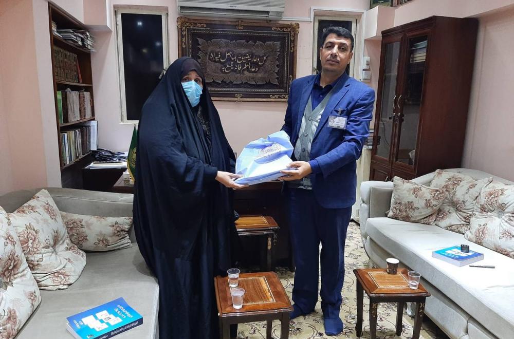 كاتبة عراقية تهدي مؤلفاتها الى مكتبة الروضة الحيدرية المطهرة