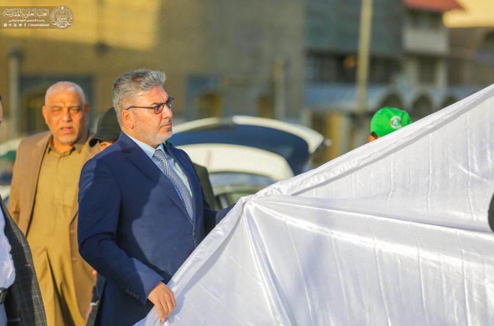 رفع راية (محمدٌ وعلي قدوتنا) في مركز مدينة النجف الأشرف ضمن الاستعدادات الخاصة لإحياء مناسبة الولادة الميمونة للمولى أمير المؤمنين (عليه السلام)