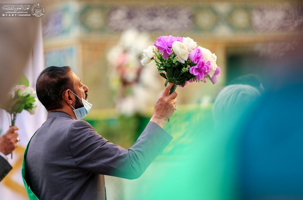 العتبة العلوية المقدسة تحتفي بمولد ريحانة رسول الله (ص) خلال الزيارة الصباحية بتوزيع الورود ونشر معالم الزينة
