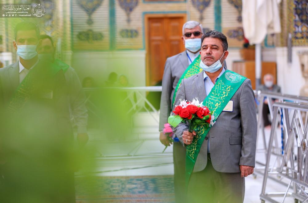 العتبة العلوية المقدسة تحتفي بمولد ريحانة رسول الله (ص) خلال الزيارة الصباحية بتوزيع الورود ونشر معالم الزينة