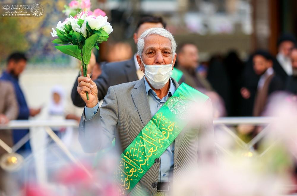 العتبة العلوية المقدسة تحتفي بمولد ريحانة رسول الله (ص) خلال الزيارة الصباحية بتوزيع الورود ونشر معالم الزينة