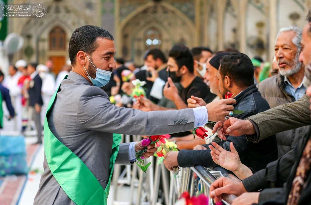 العتبة العلوية المقدسة تحتفي بمولد ريحانة رسول الله (ص) خلال الزيارة الصباحية بتوزيع الورود ونشر معالم الزينة