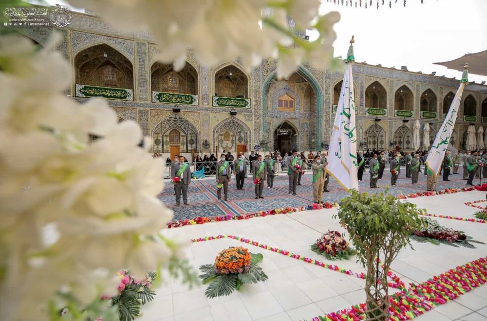 العتبة العلوية المقدسة تحتفي بمولد ريحانة رسول الله (ص) خلال الزيارة الصباحية بتوزيع الورود ونشر معالم الزينة